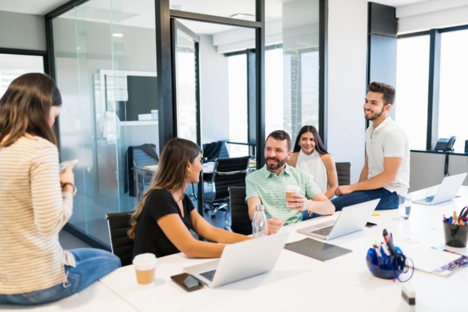 Profesionales colaborando en sesión de networking financiero