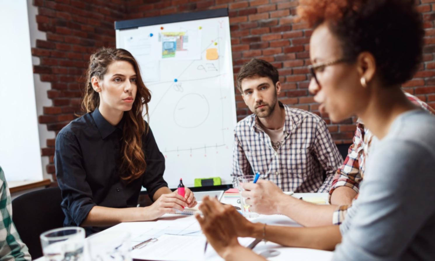 Equipo analizando datos financieros en proyecto colaborativo